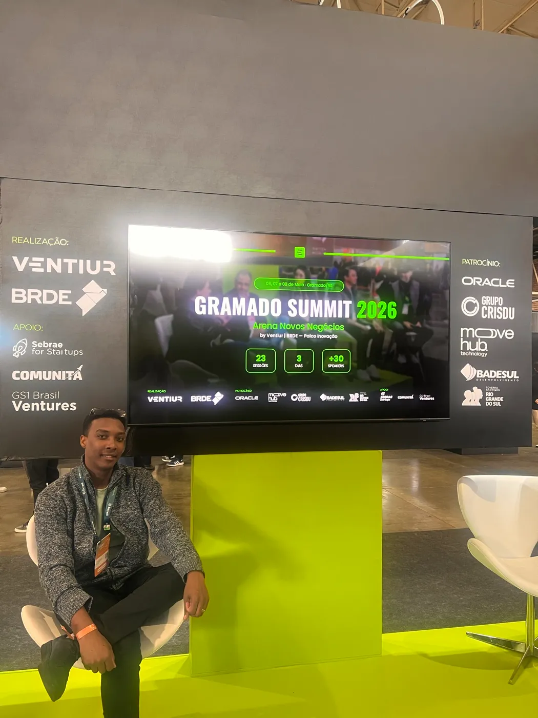 Vanei sentado em frente ao telão do Gramado Summit 2026