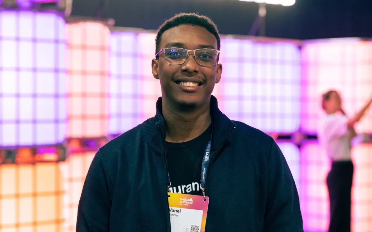 Vanei Mendes com crachá no Web Summit Rio 2026